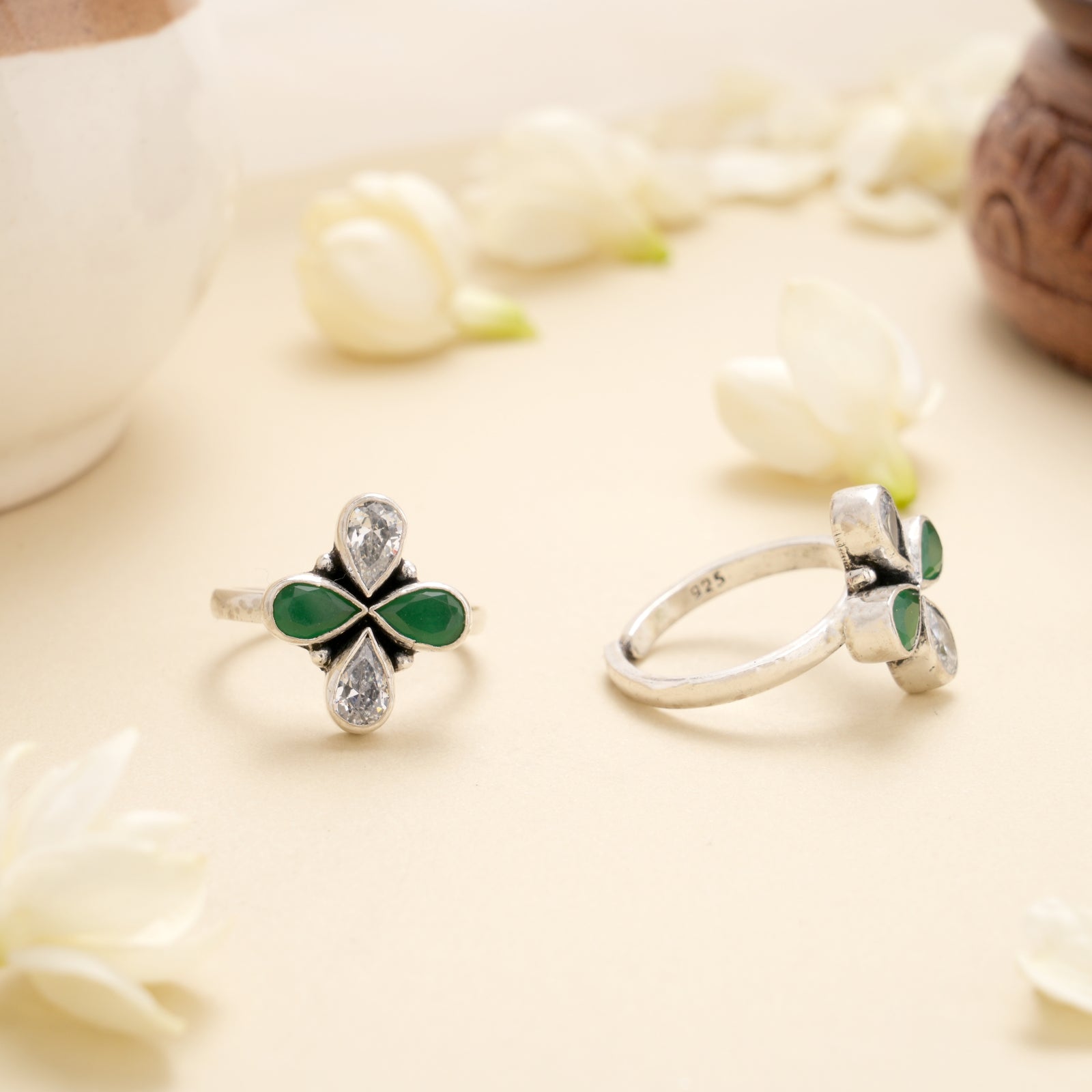 Emerald Petal Shine Antique Silver Toe Ring