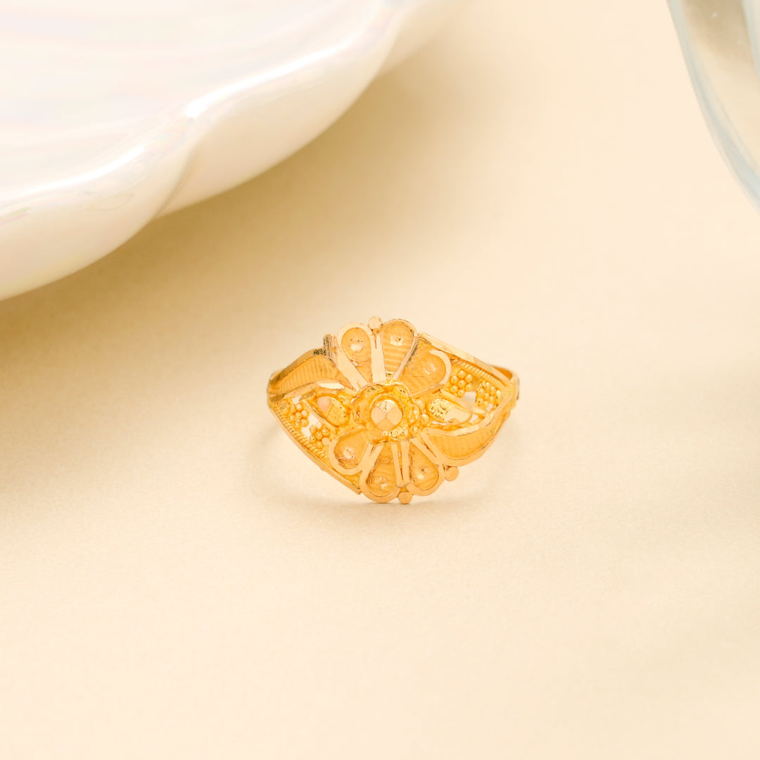 Elegant Petal Design Gold Ring