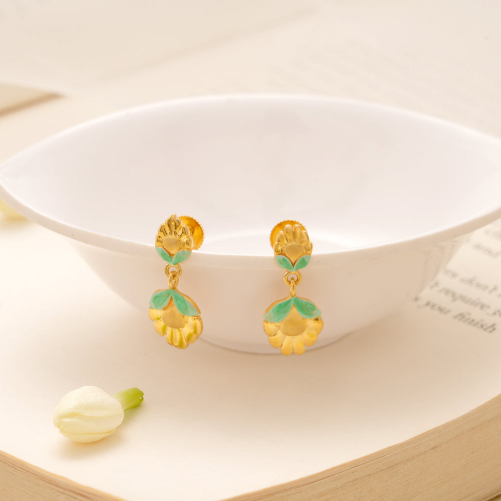 Charming Leaf Drop Design Golden Earring