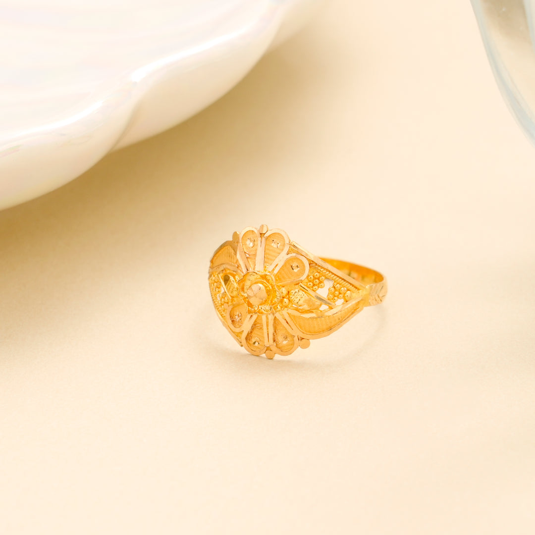 Elegant Petal Design Gold Ring