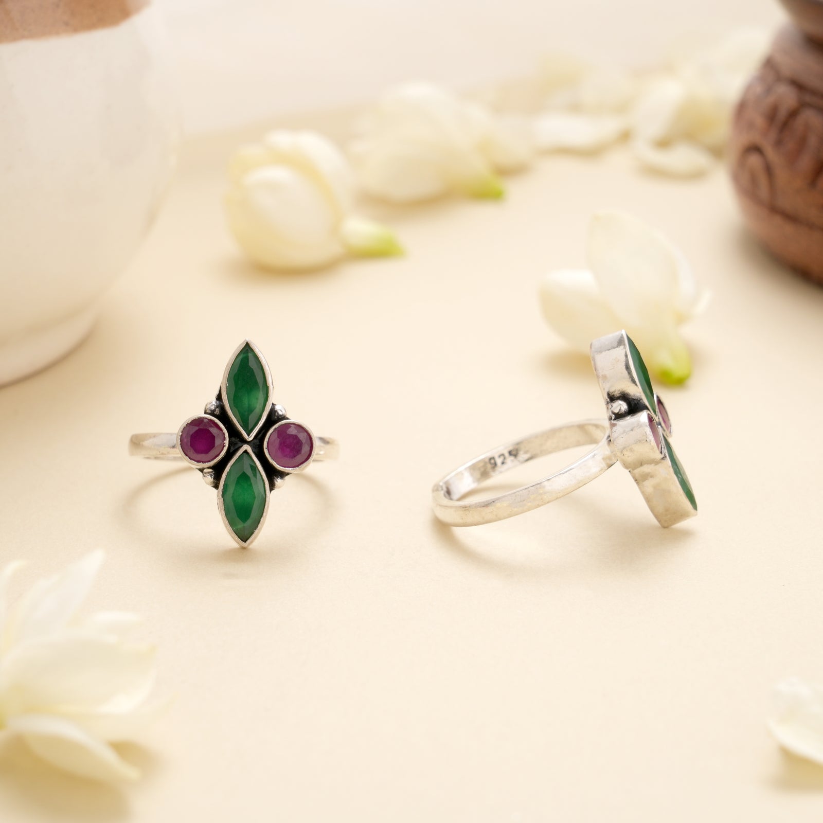 Elegant Emerald Cluster Glow Silver Toe Ring