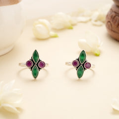 Elegant Emerald Cluster Glow Silver Toe Ring