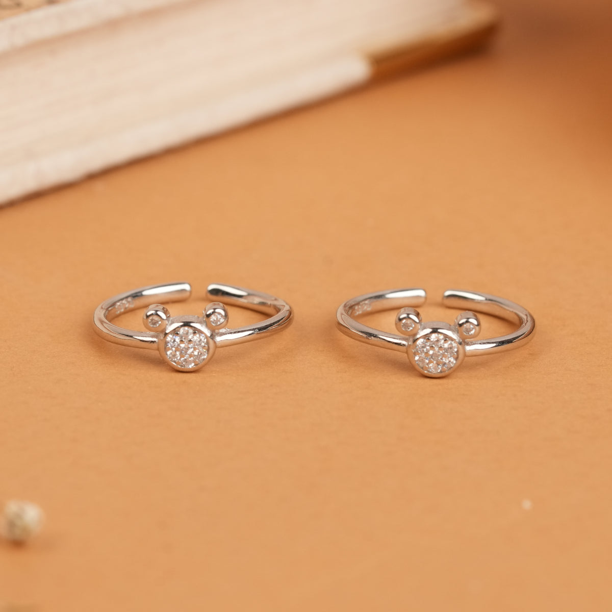 Joyful Animal Silver Stone Toe Ring