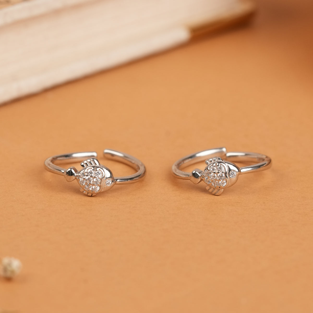 Dainty Fish Motif Stone Silver Toe Ring