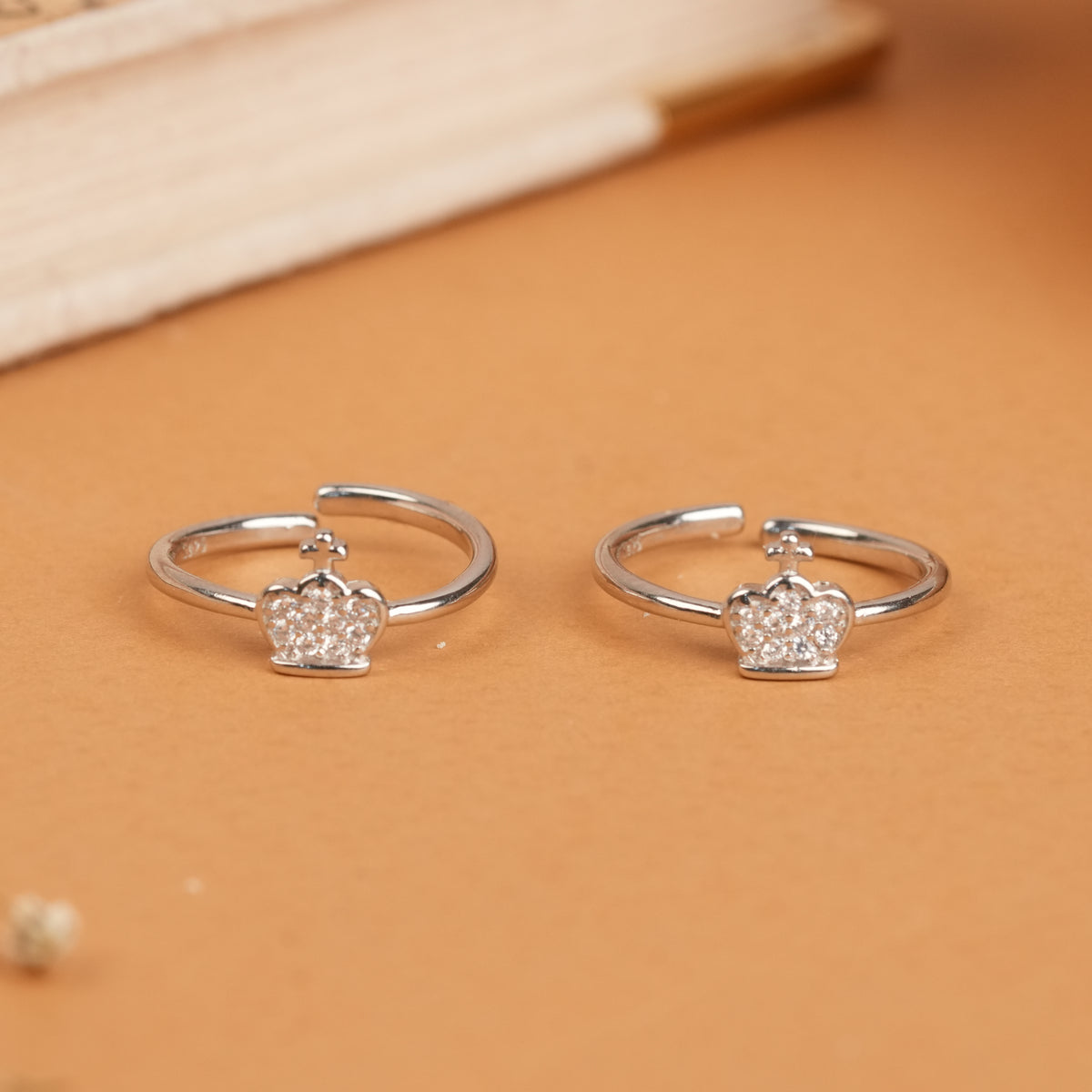 Fancy Crown Design Silver Stone Toe Ring