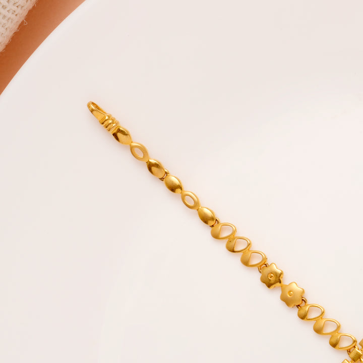 Centre Geometric Pattern Gold Bracelet
