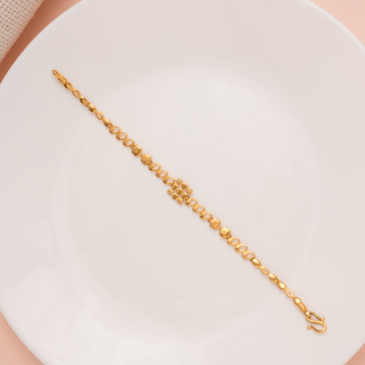 Centre Geometric Pattern Gold Bracelet
