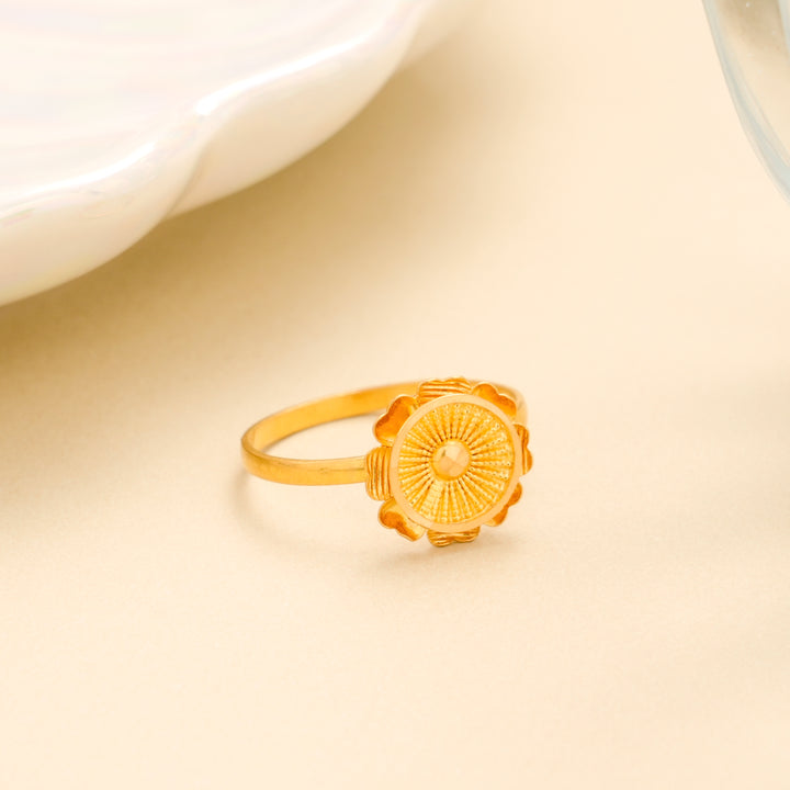 Round Flower Pattern Gold Ring