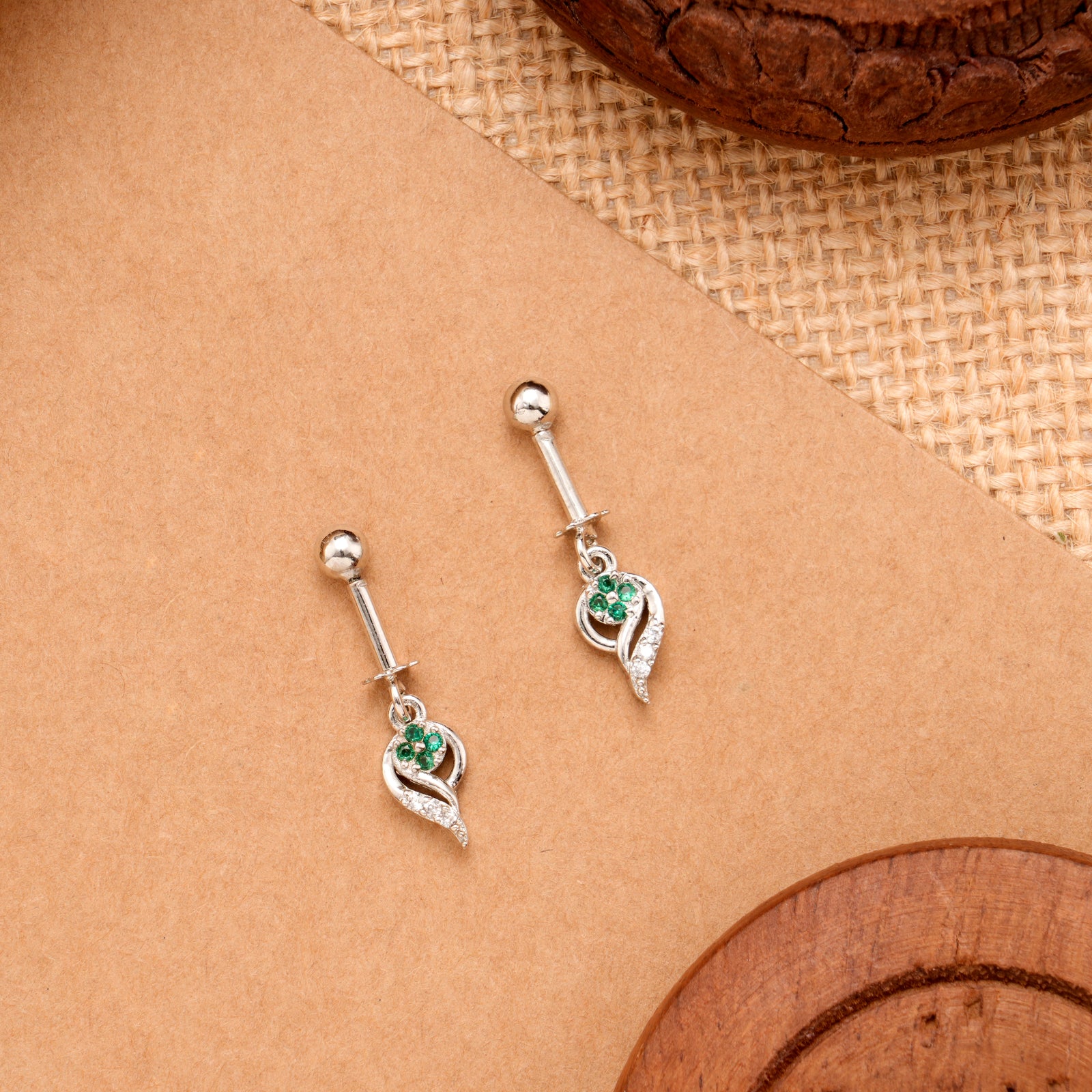 Traditional Leaf Design Green Stone Silver Koppu