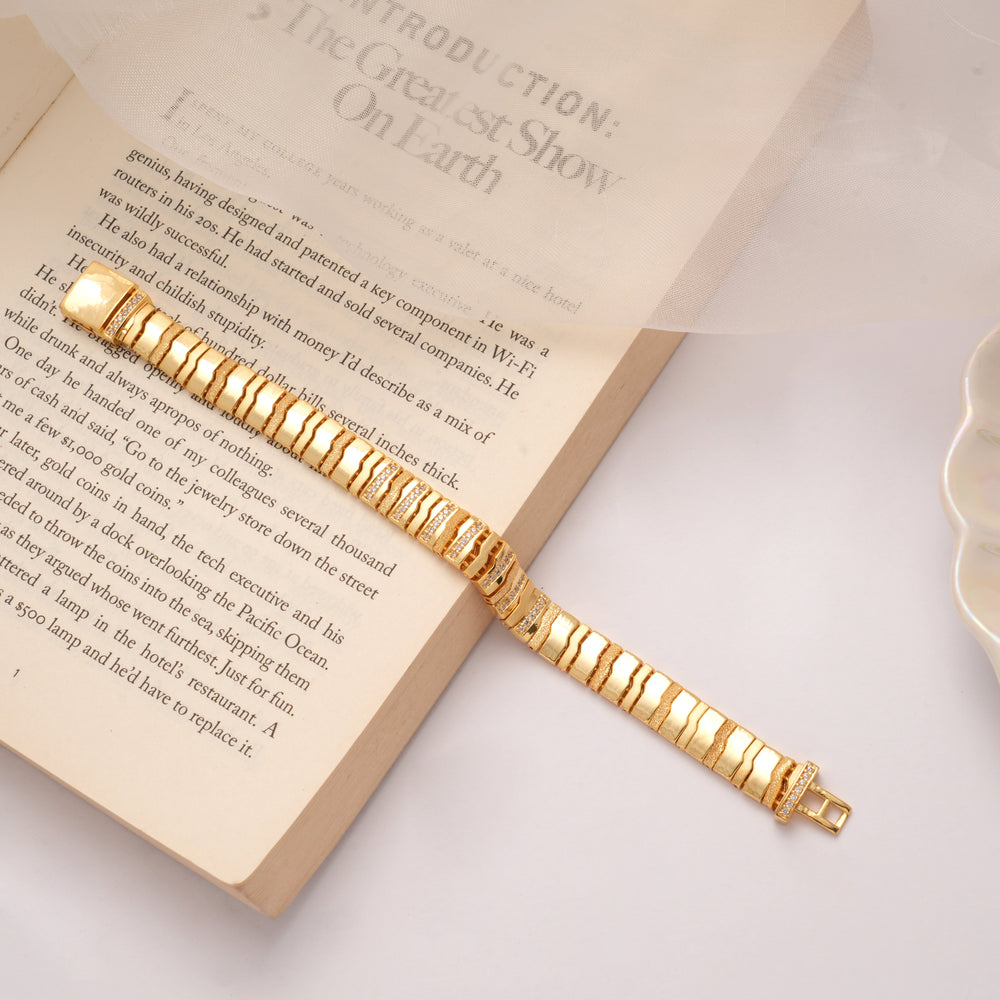 Textured Link Design Men’s Golden Bracelet