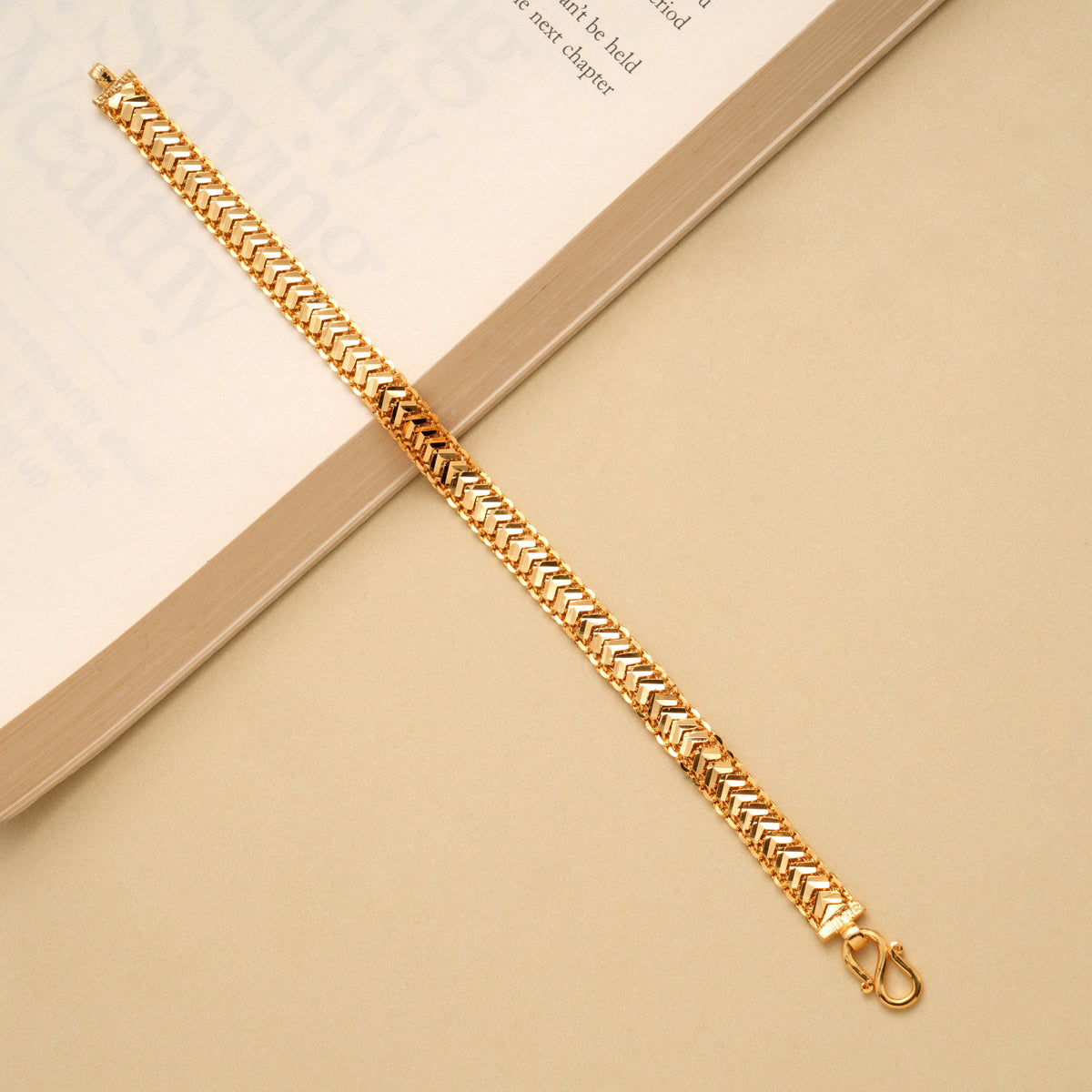 Geometric Arrow Pattern Men’s Golden Bracelet