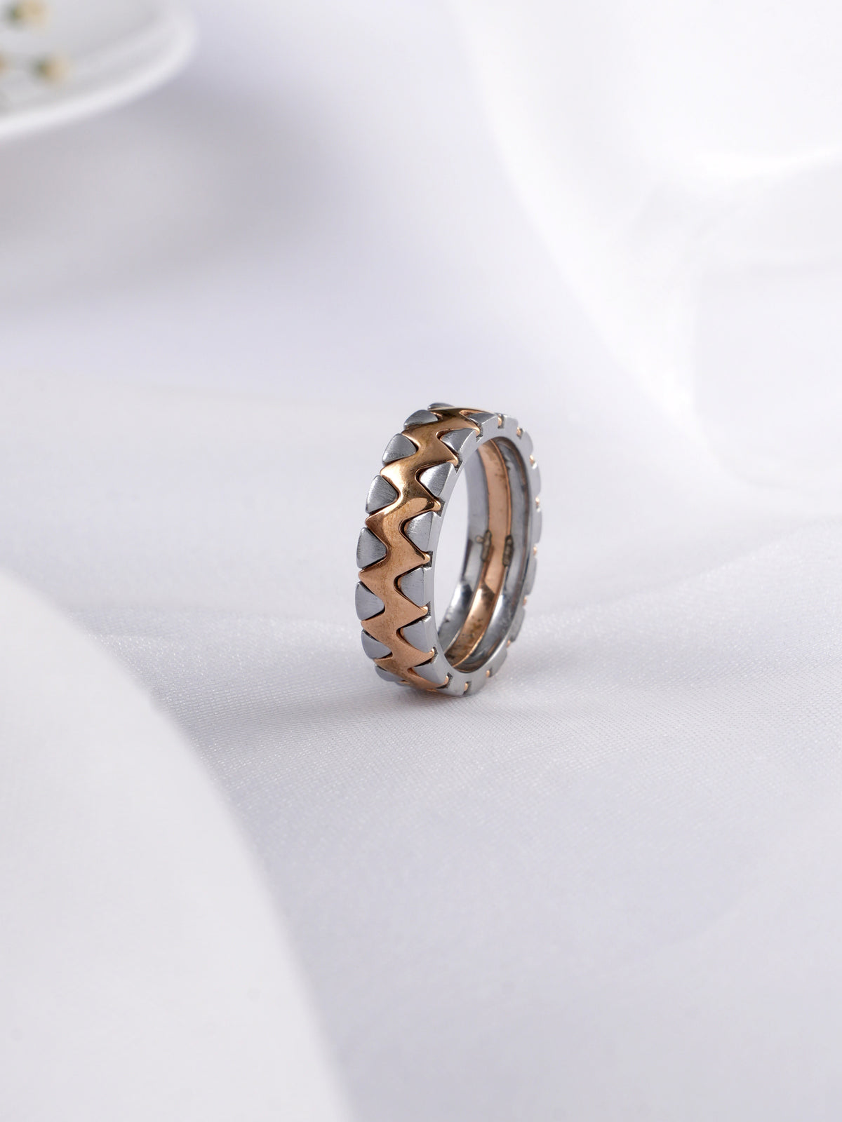 Geometric Zigzag Ring