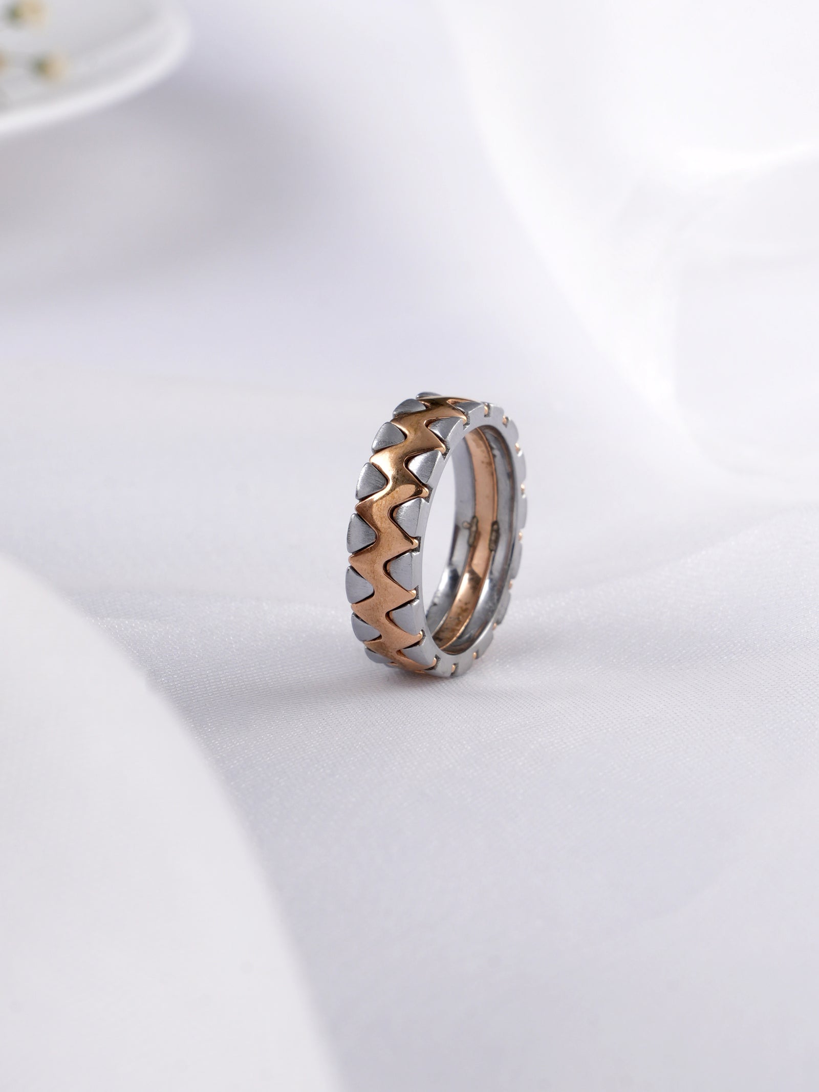 Geometric Zigzag Ring