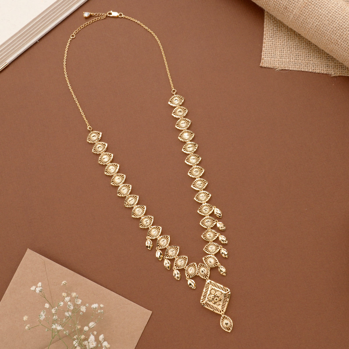 Elegant Leafy Pattern Casting Golden Necklace Set