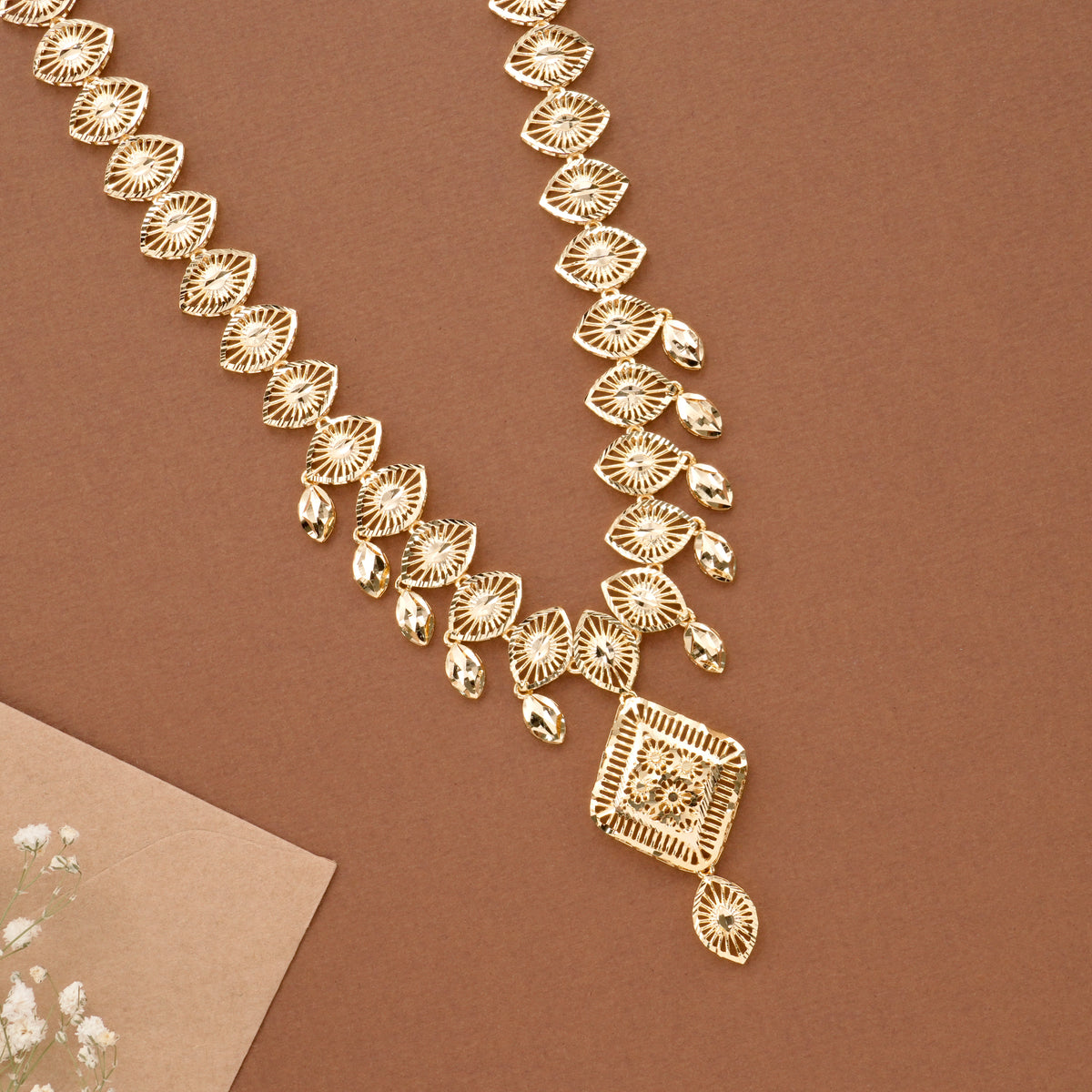 Elegant Leafy Pattern Casting Golden Necklace Set