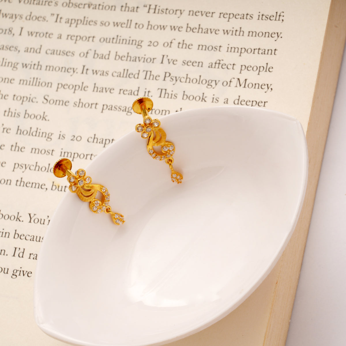 Shine Finish Floral Golden Necklace Set