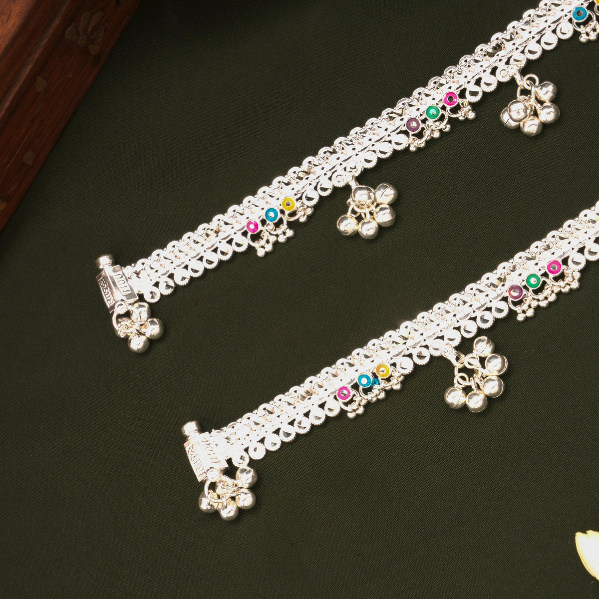Classic Circle Floral Design Silver Anklets