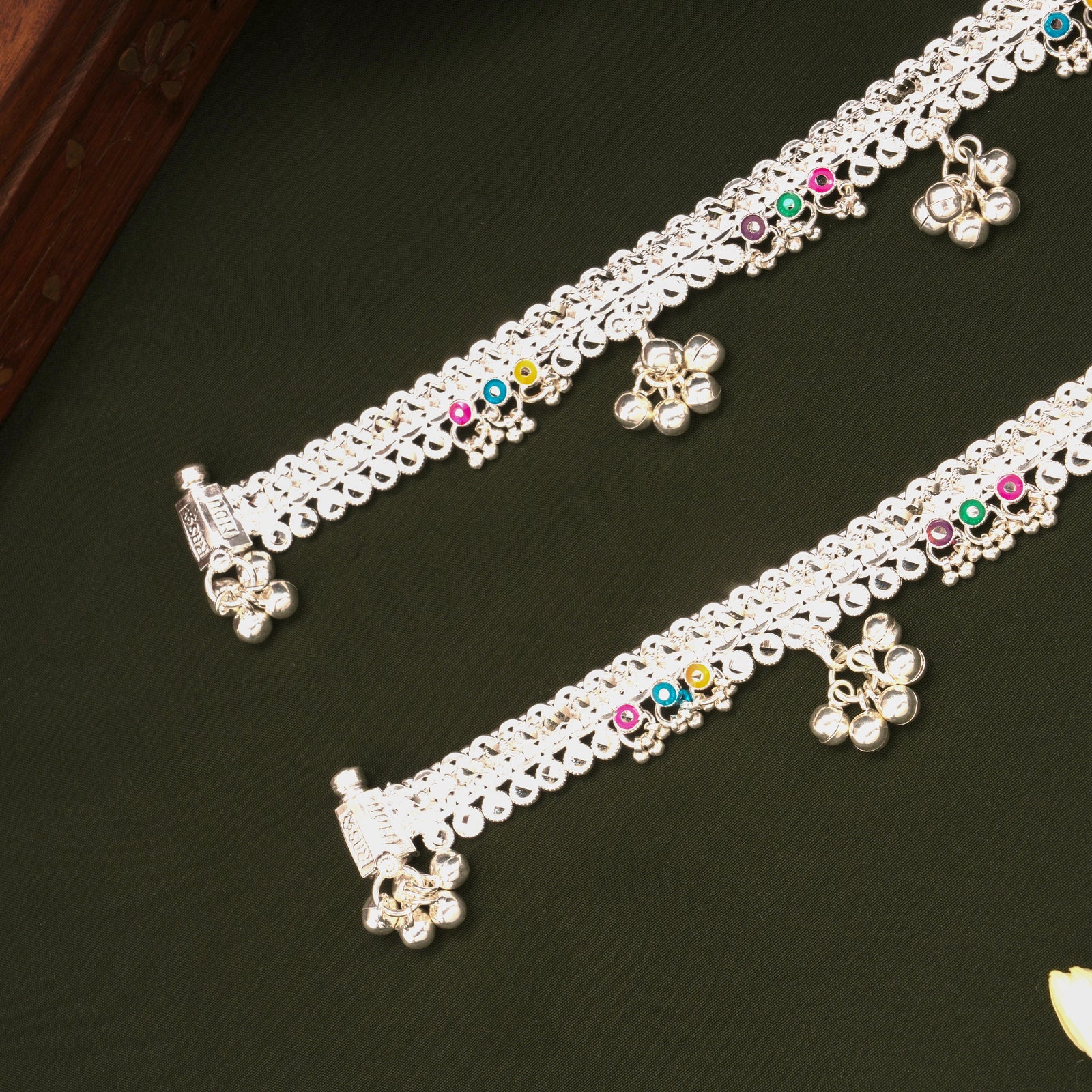 Classic Circle Floral Design Silver Anklets