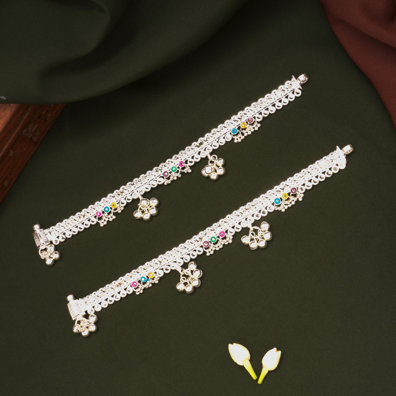 Classic Circle Floral Design Silver Anklets