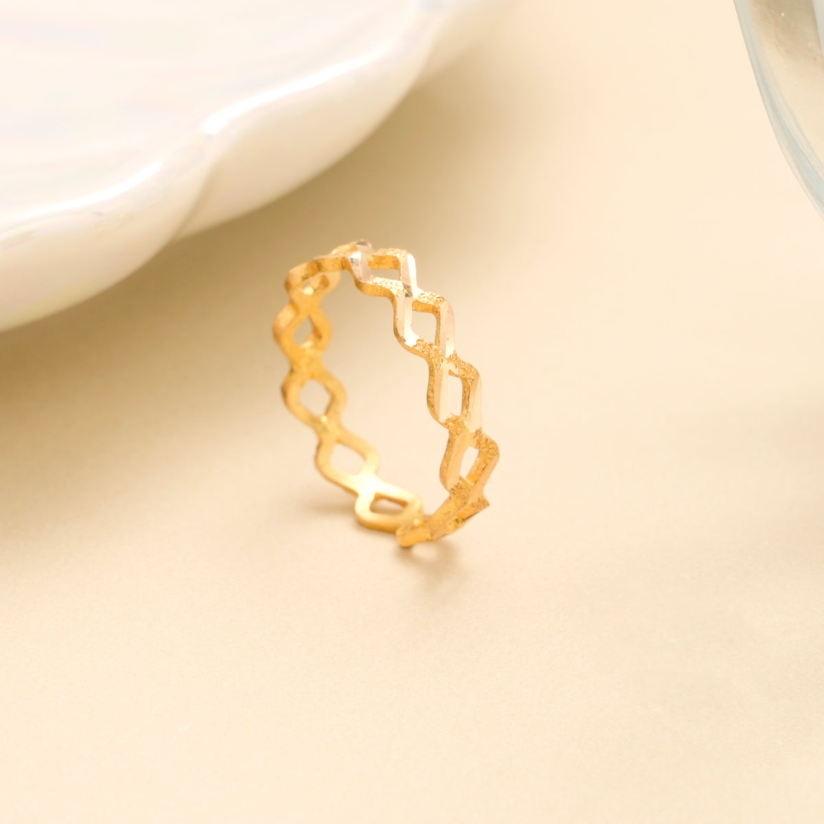 Zigzag Loop Pattern Gold Ring