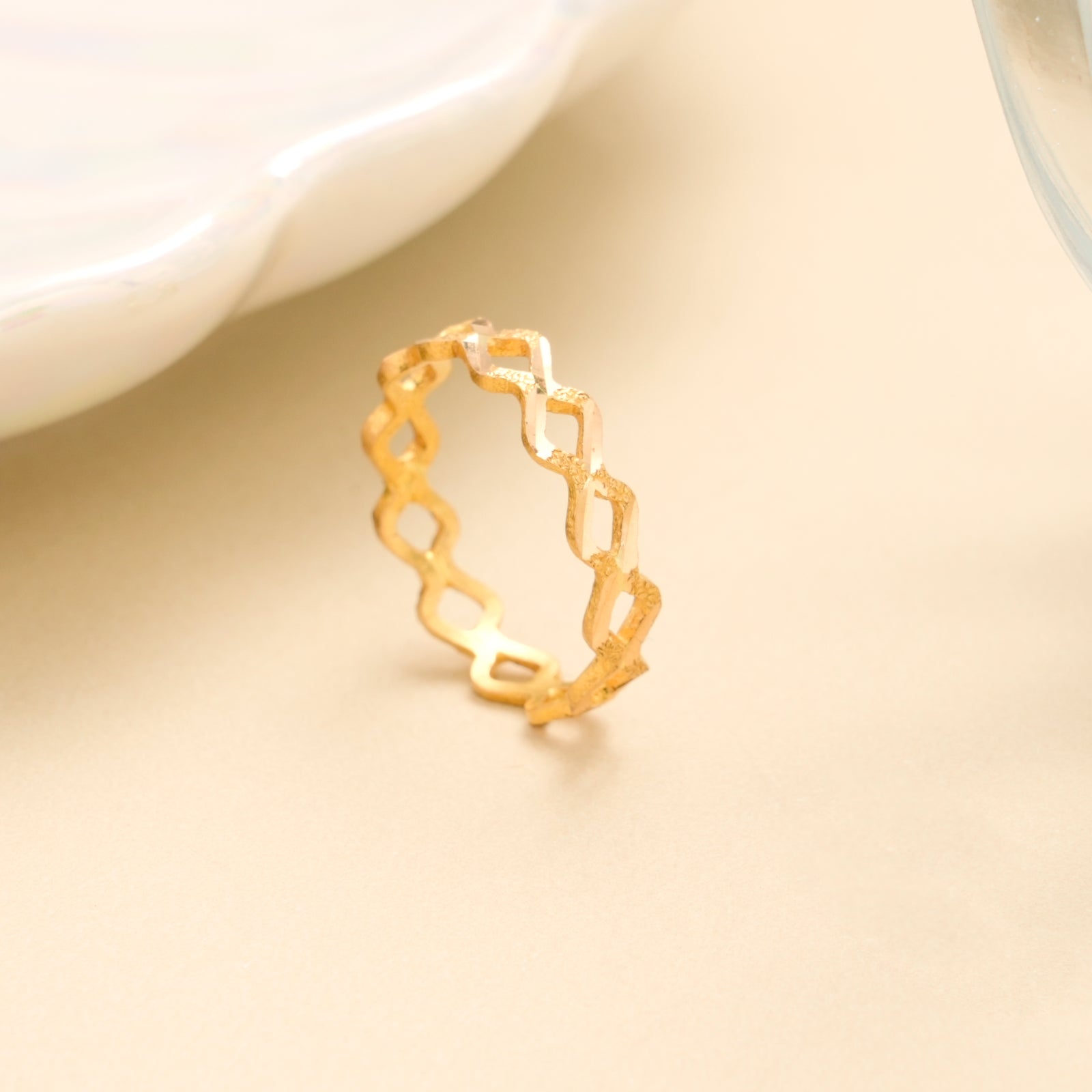 Zigzag Loop Pattern Gold Ring