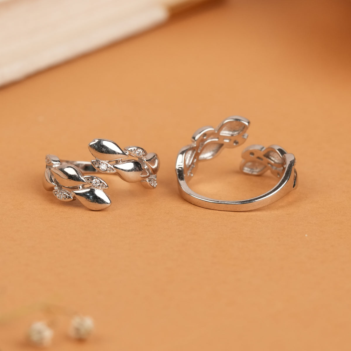 Classic Leaf-Shaped Design Stone Silver Toe Ring