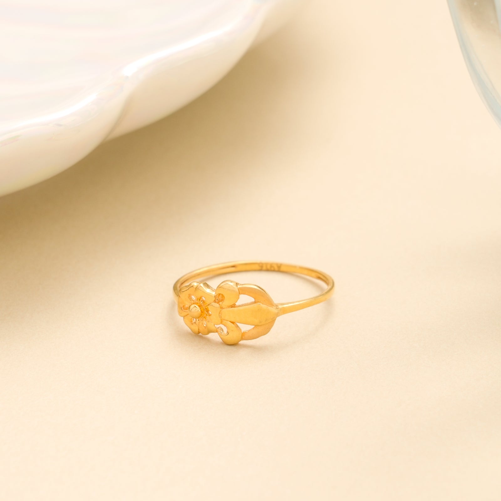 Elegant Floral Swirl Gold Ring