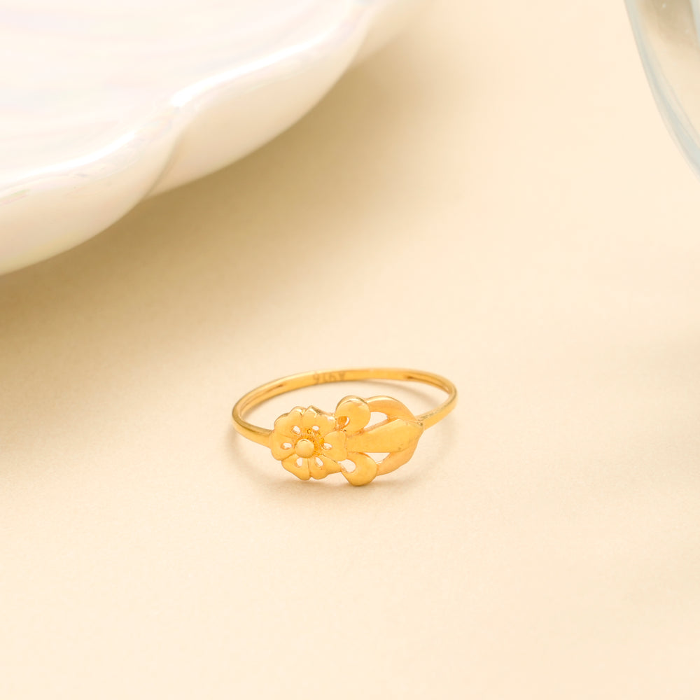 Elegant Floral Swirl Gold Ring