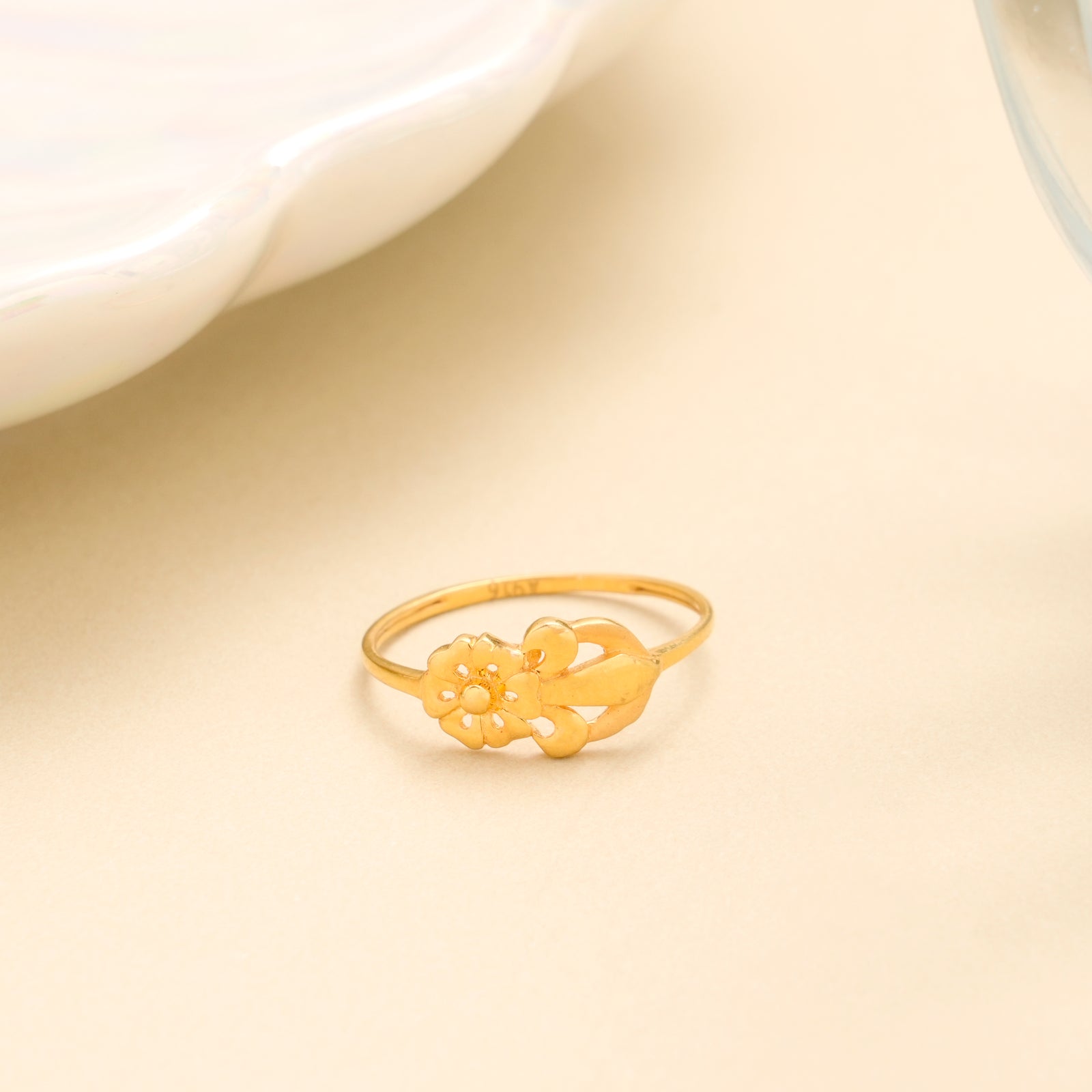 Elegant Floral Swirl Gold Ring