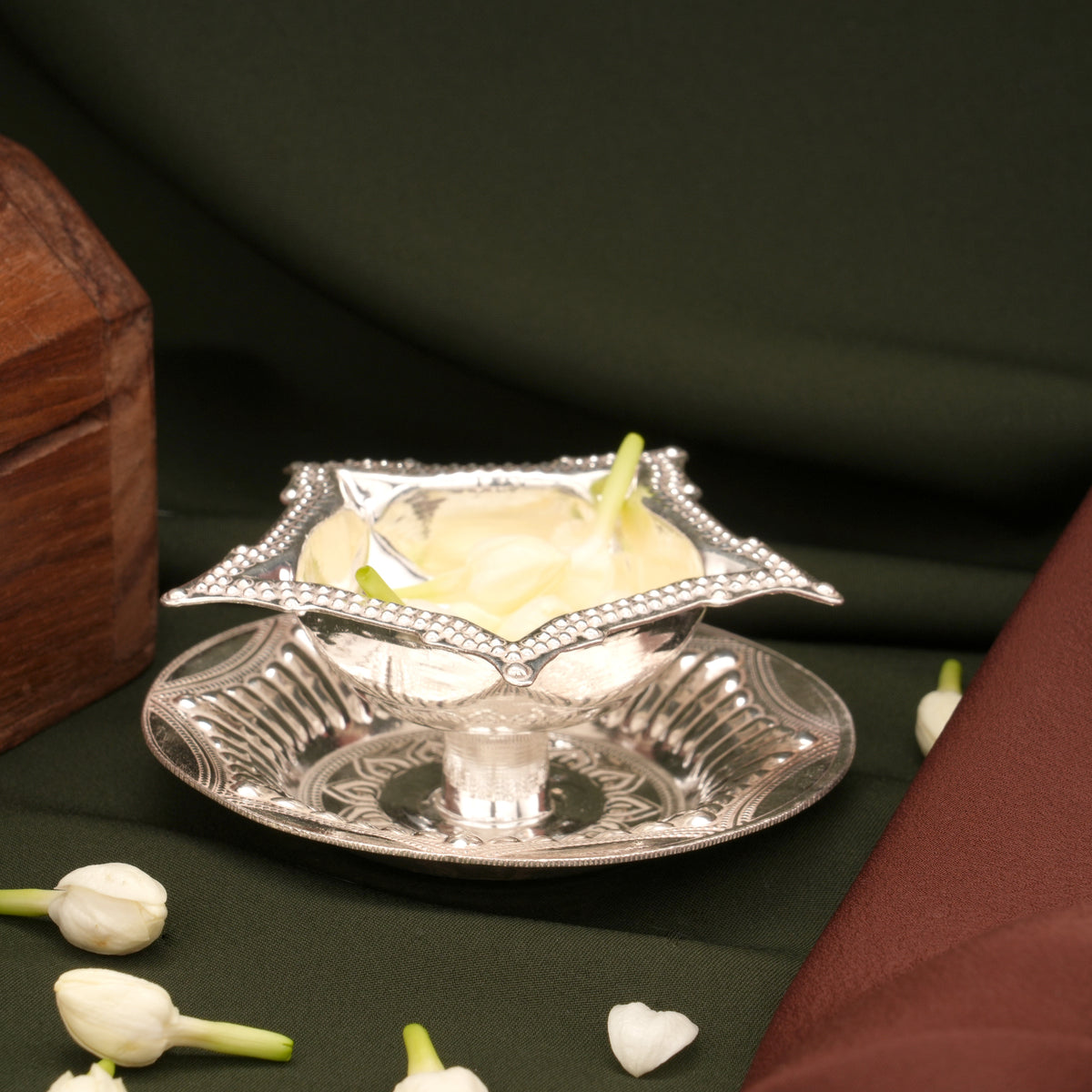 Elegant Star Shaped Silver Vilakku