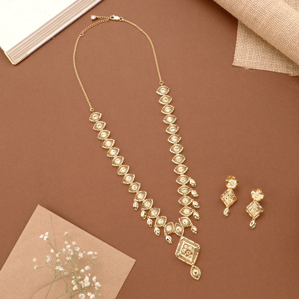 Elegant Leafy Pattern Casting Golden Necklace Set