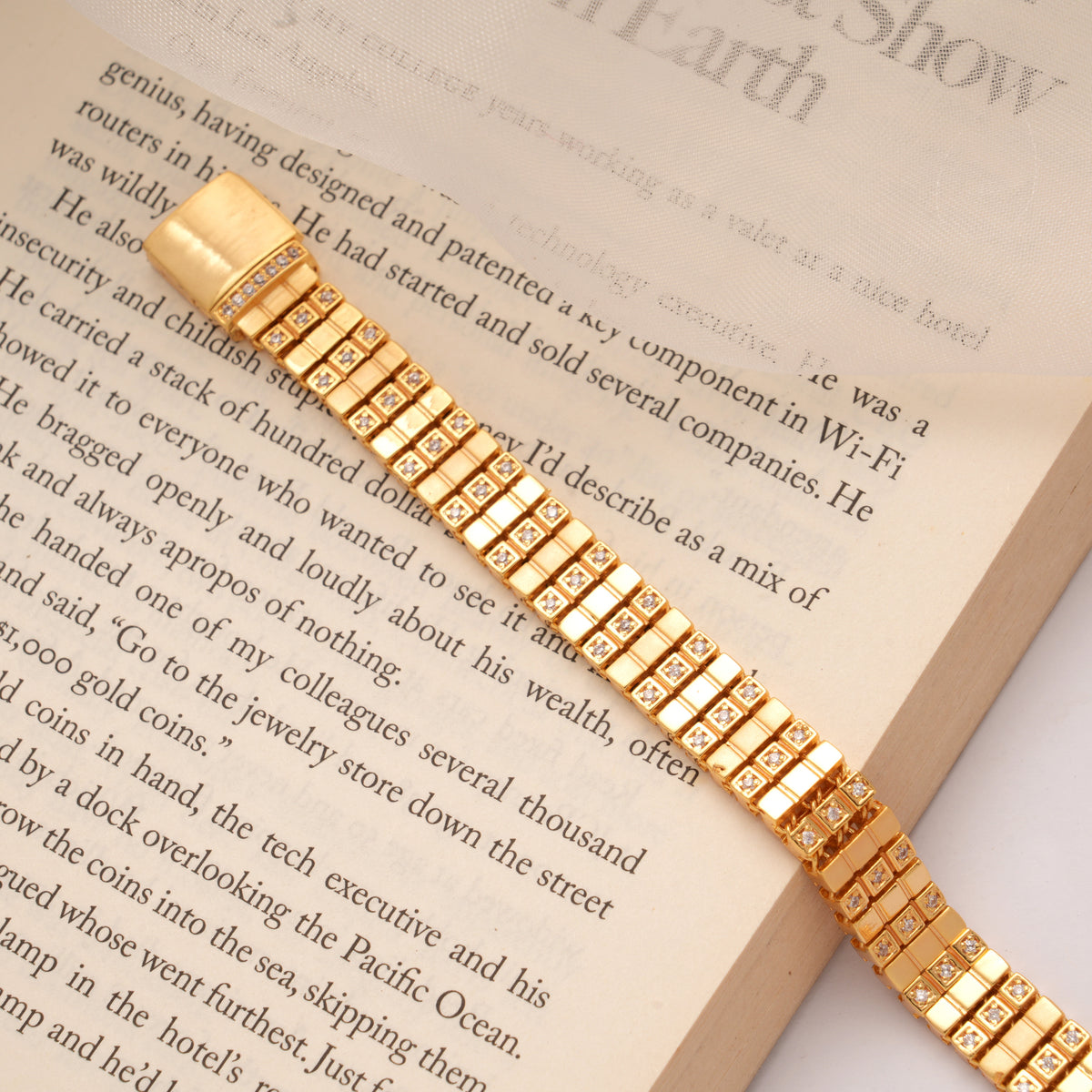Classic Interlocking Link Pattern Golden Bracelet