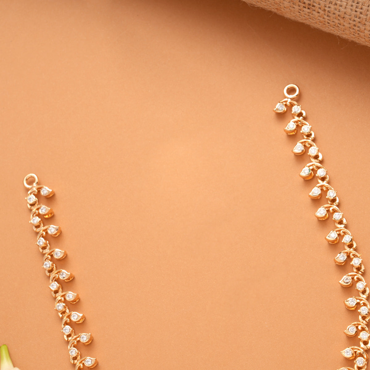 Classic Leafy Pattern Emerald Golden Necklace