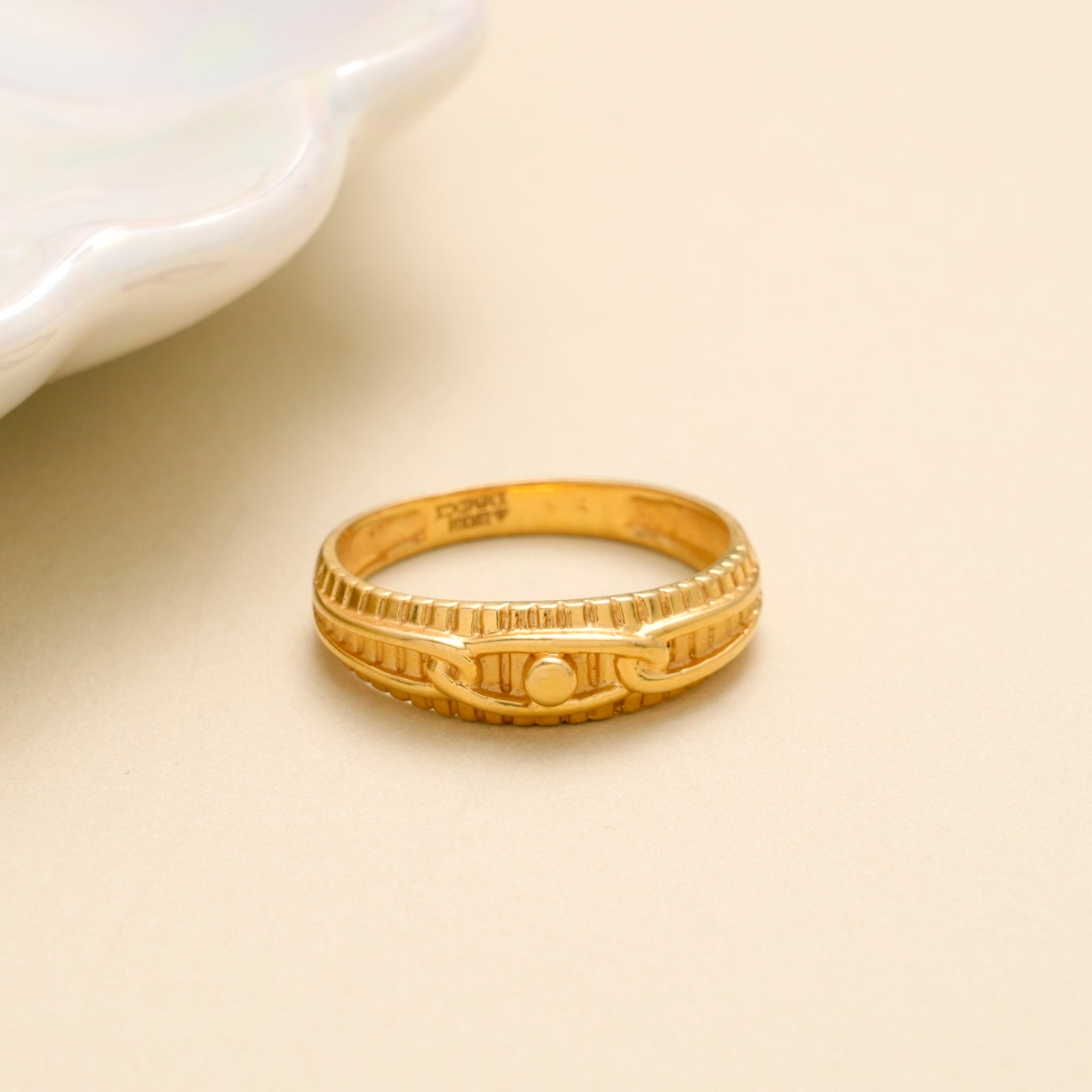 Vintage Ribbed Center Gold Band