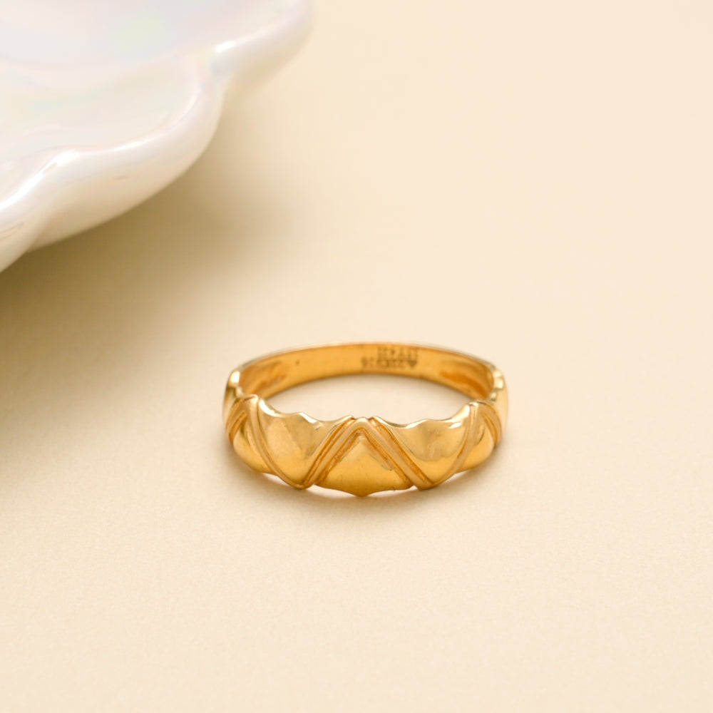 Elegant Wave Engraved Gold Ring