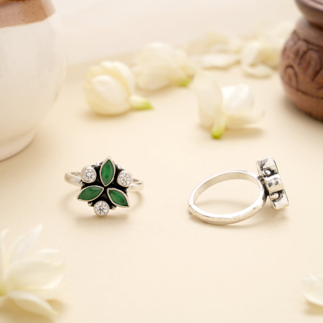 Antique Silver Emerald Leaf Spark Toe Ring