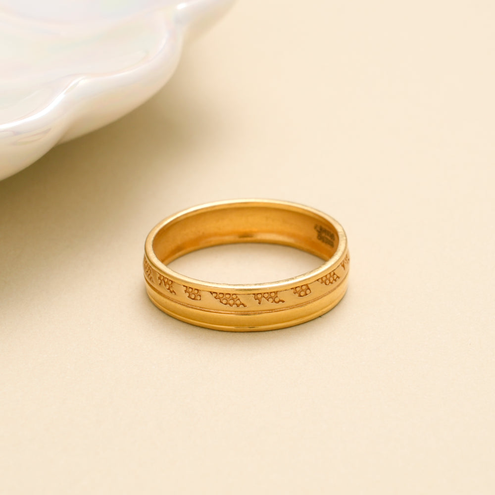 Minimal Pattern Engraved Gold Band Ring