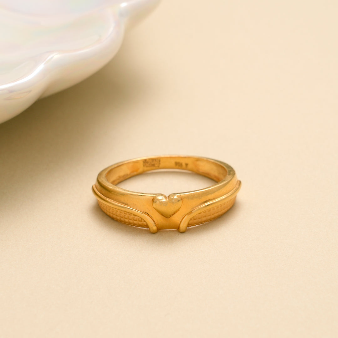 Elegant Heart Detail Gold Ring