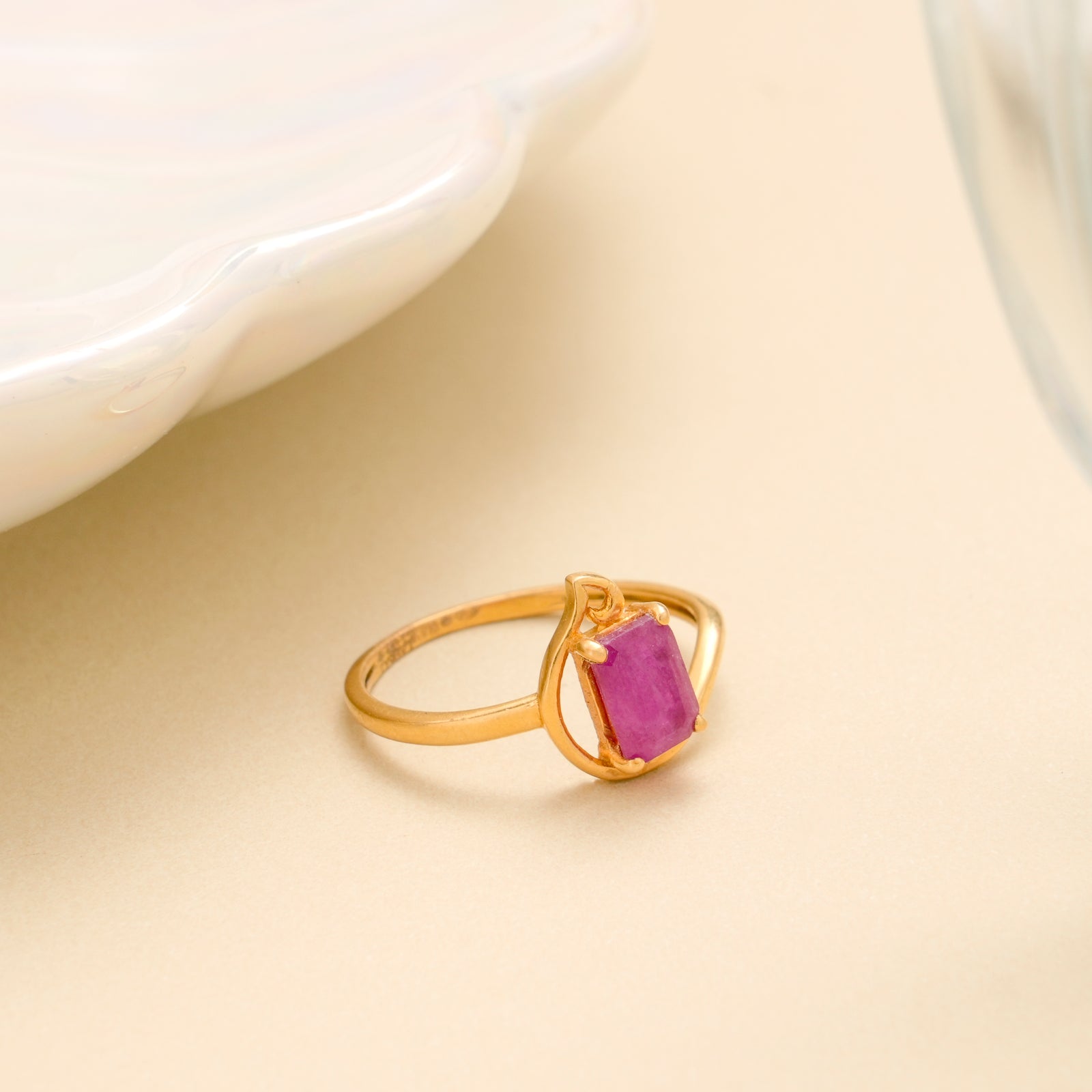 Elegant Ruby Style Bar Gold Ring