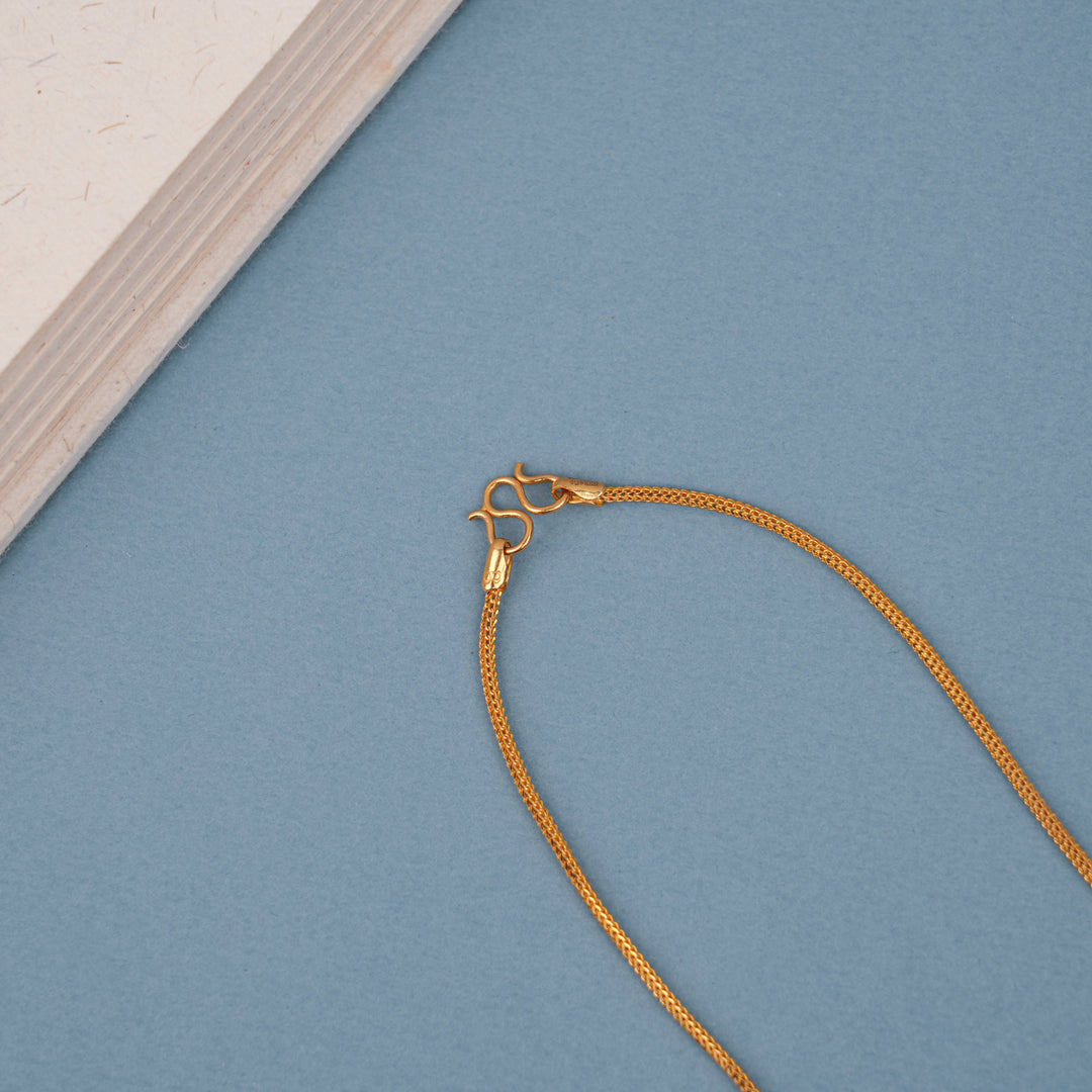 Sleek Rope Design Gold Chain