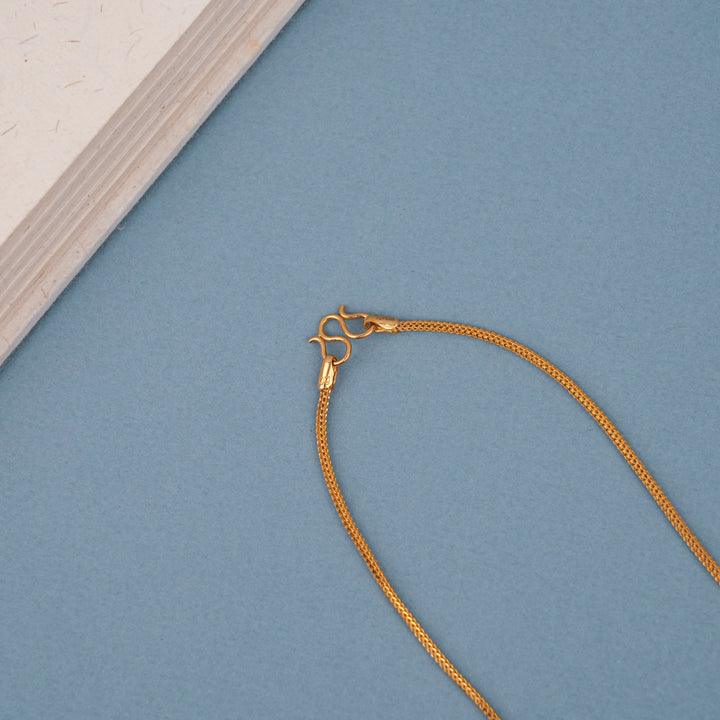 Sleek Rope Design Gold Chain