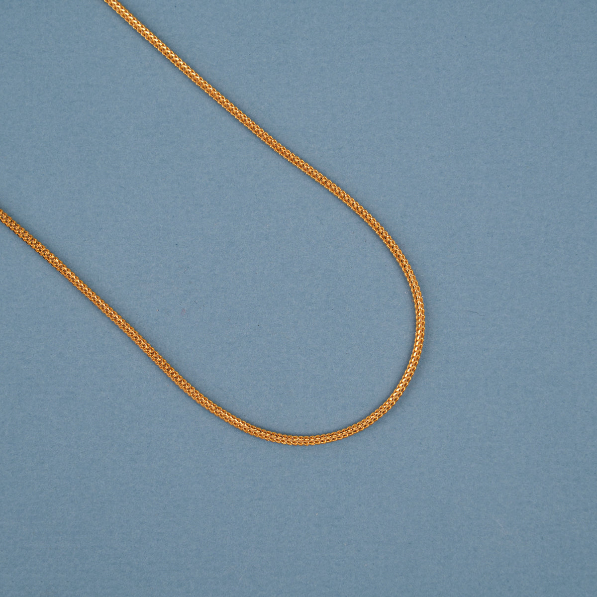 Sleek Rope Design Gold Chain