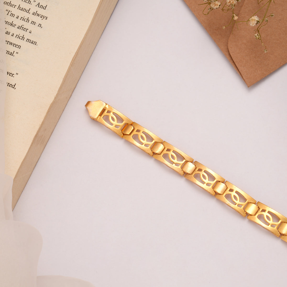Classic Golden Interlocking Pattern Bracelet