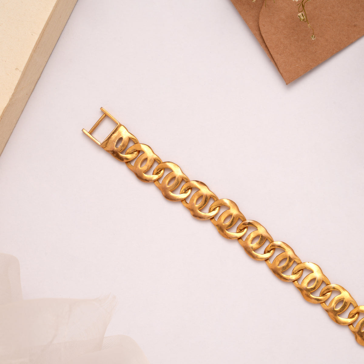 Regal Interlocking Loop Link Golden Bracelet