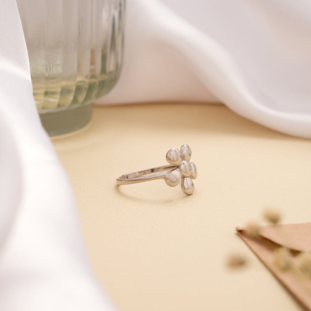 Sleek Sunflower Pattern Silver Ring