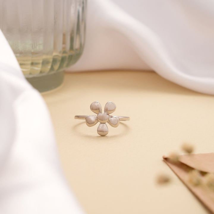 Sleek Sunflower Pattern Silver Ring