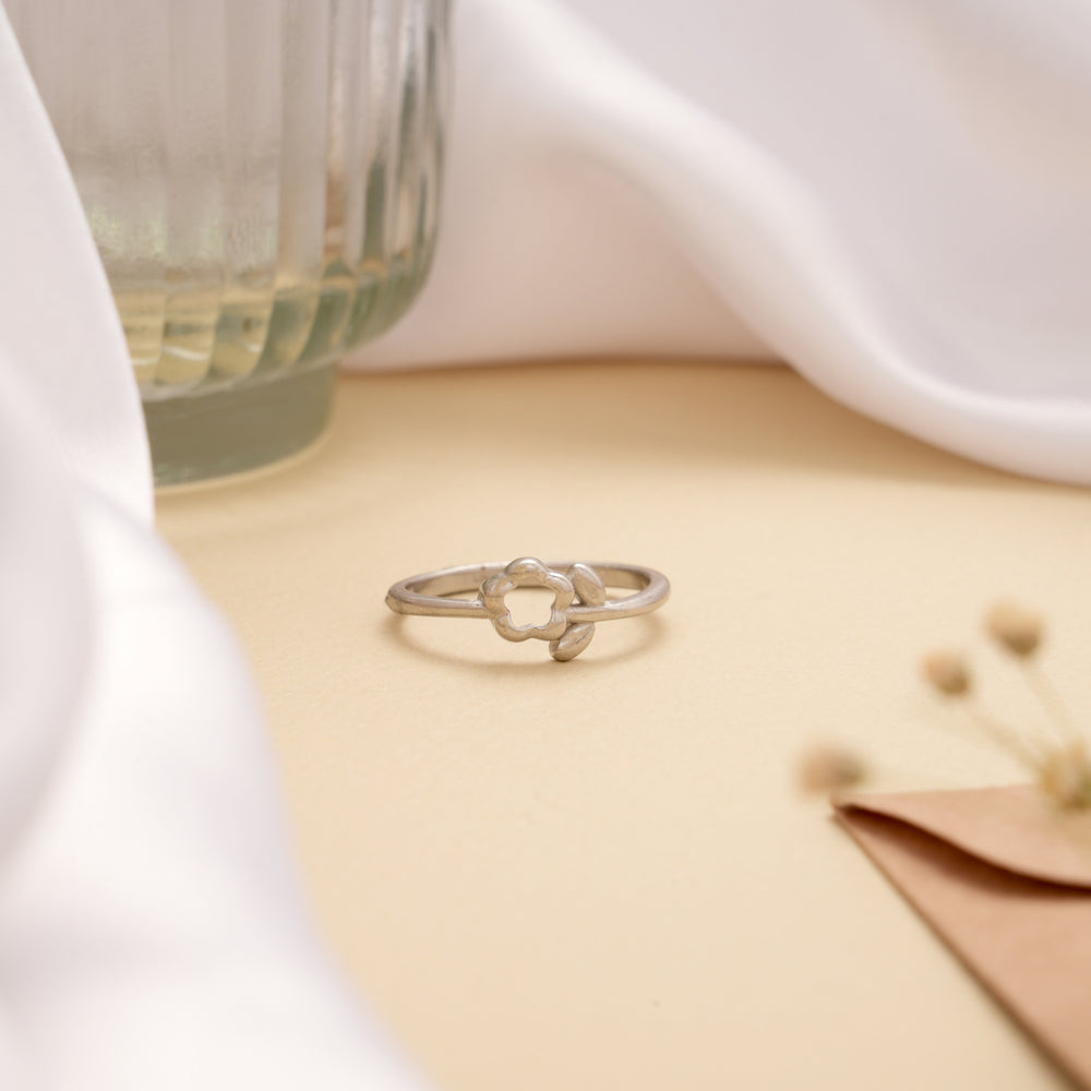 Sleek Floral Pattern Silver Ring