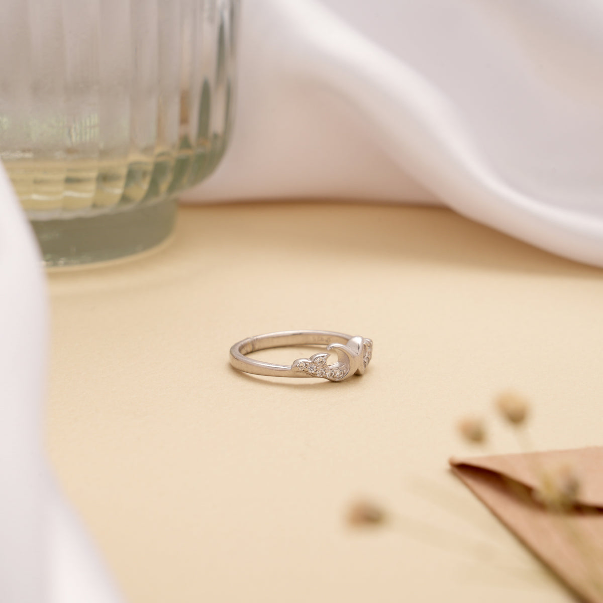 Central Interlocking Infinity Design Silver Ring