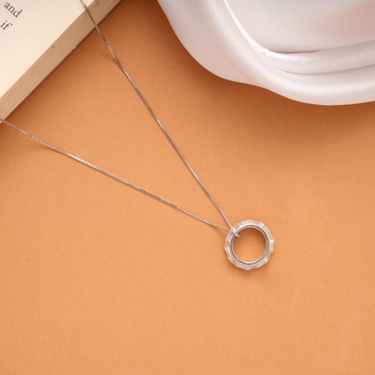 Delicate Circle Shimmering Design Silver Chain