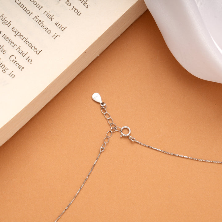 Delicate Circle Shimmering Design Silver Chain
